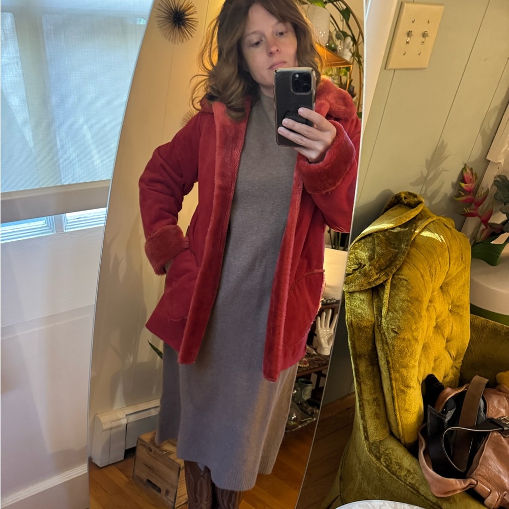“Vintage Red Faux Suede Coat with Faux Fur Trim – Cozy Y2K Winter Jacket M/L”
